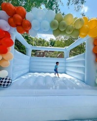 61AwUQK2hQL. AC SX466 1724680231 Light Blue Open Castle Full Size Bounce House